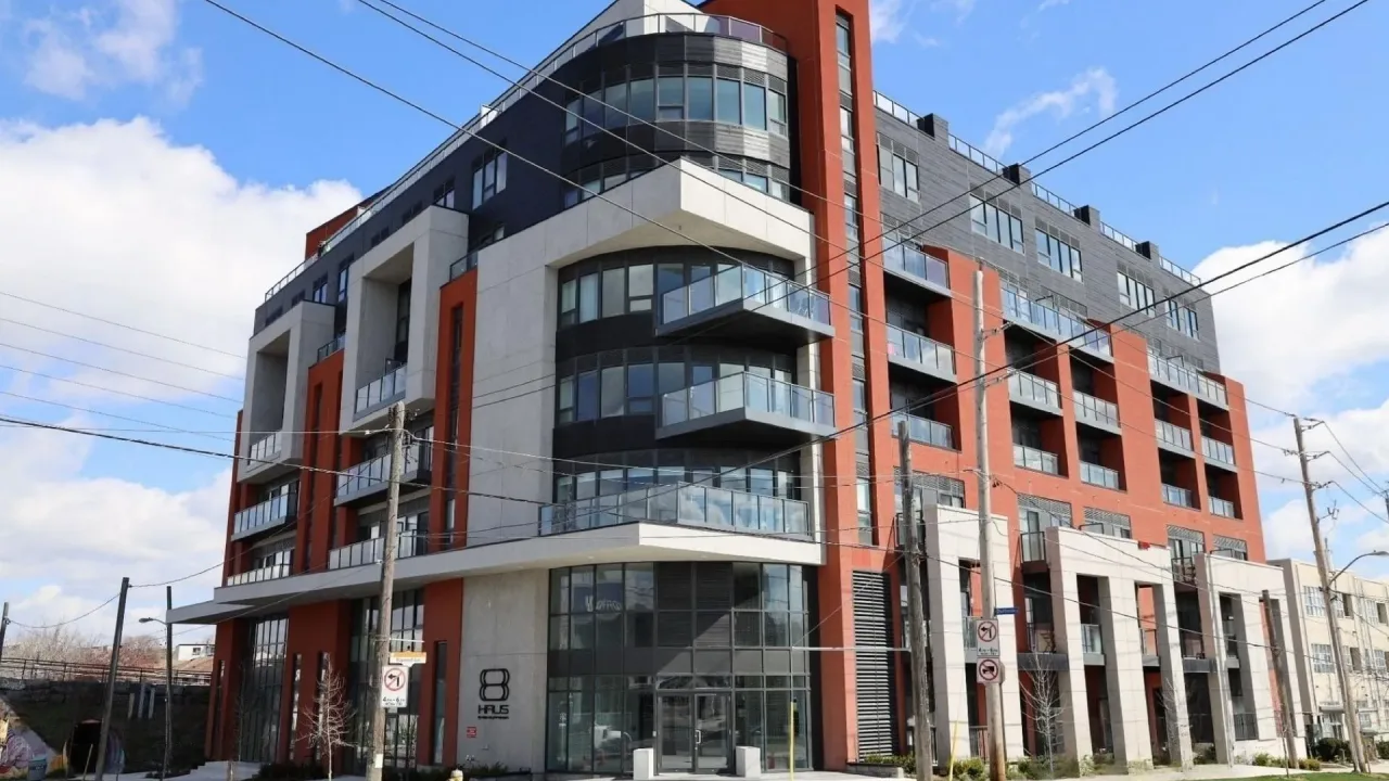 8 Haus exterior