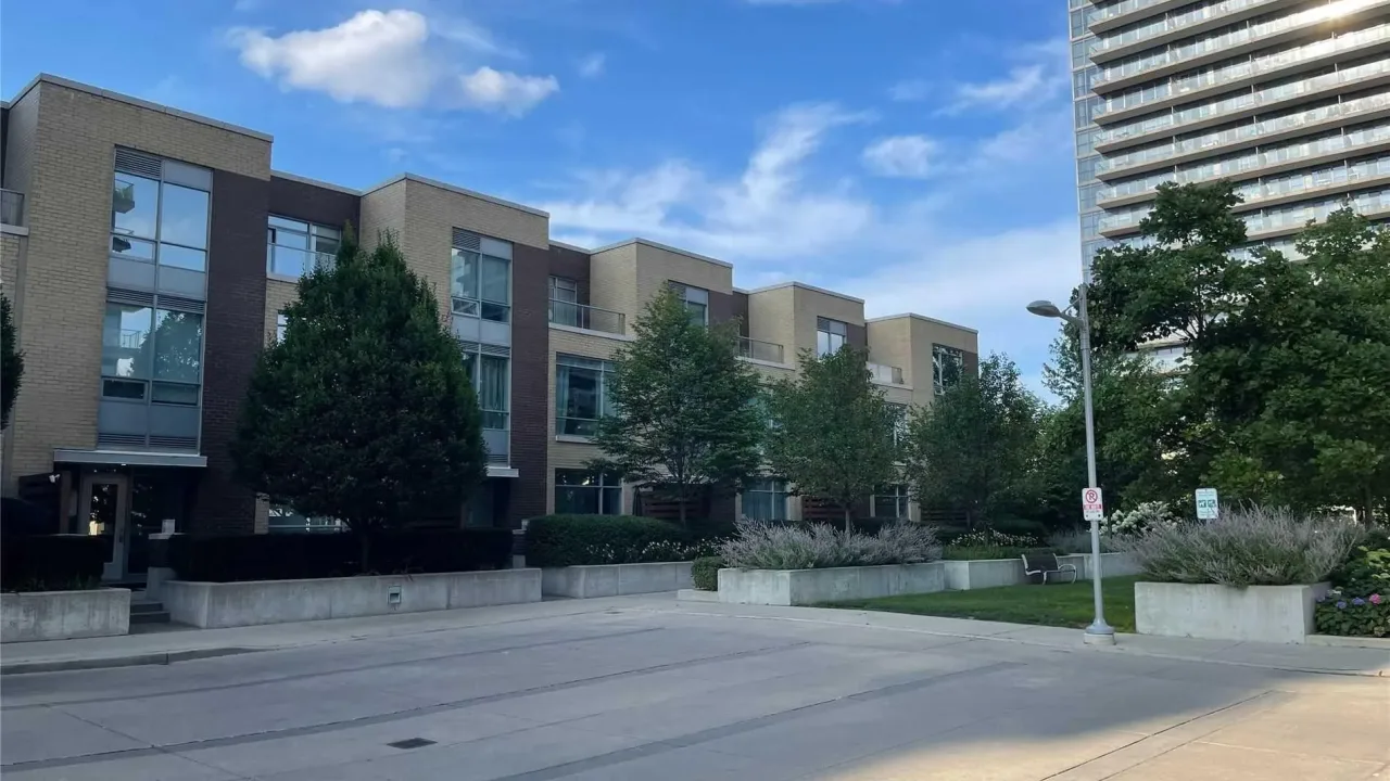 Discovery II Townhomes at Concord Park Place condo building exterior