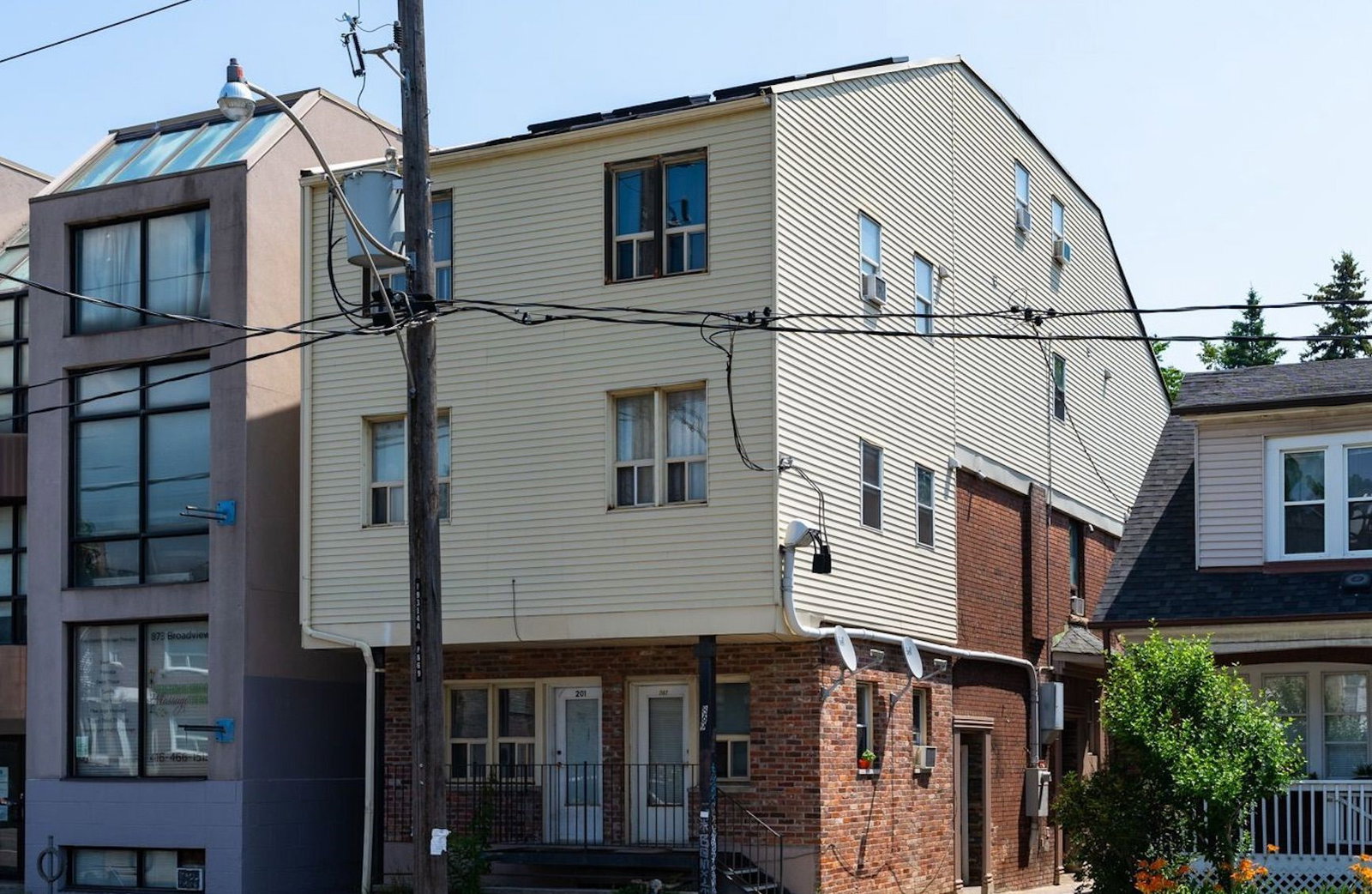 869 Broadview Avenue exterior