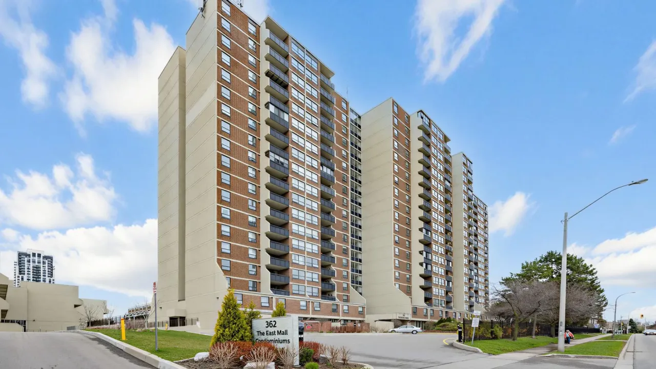 QUEENCOURT exterior