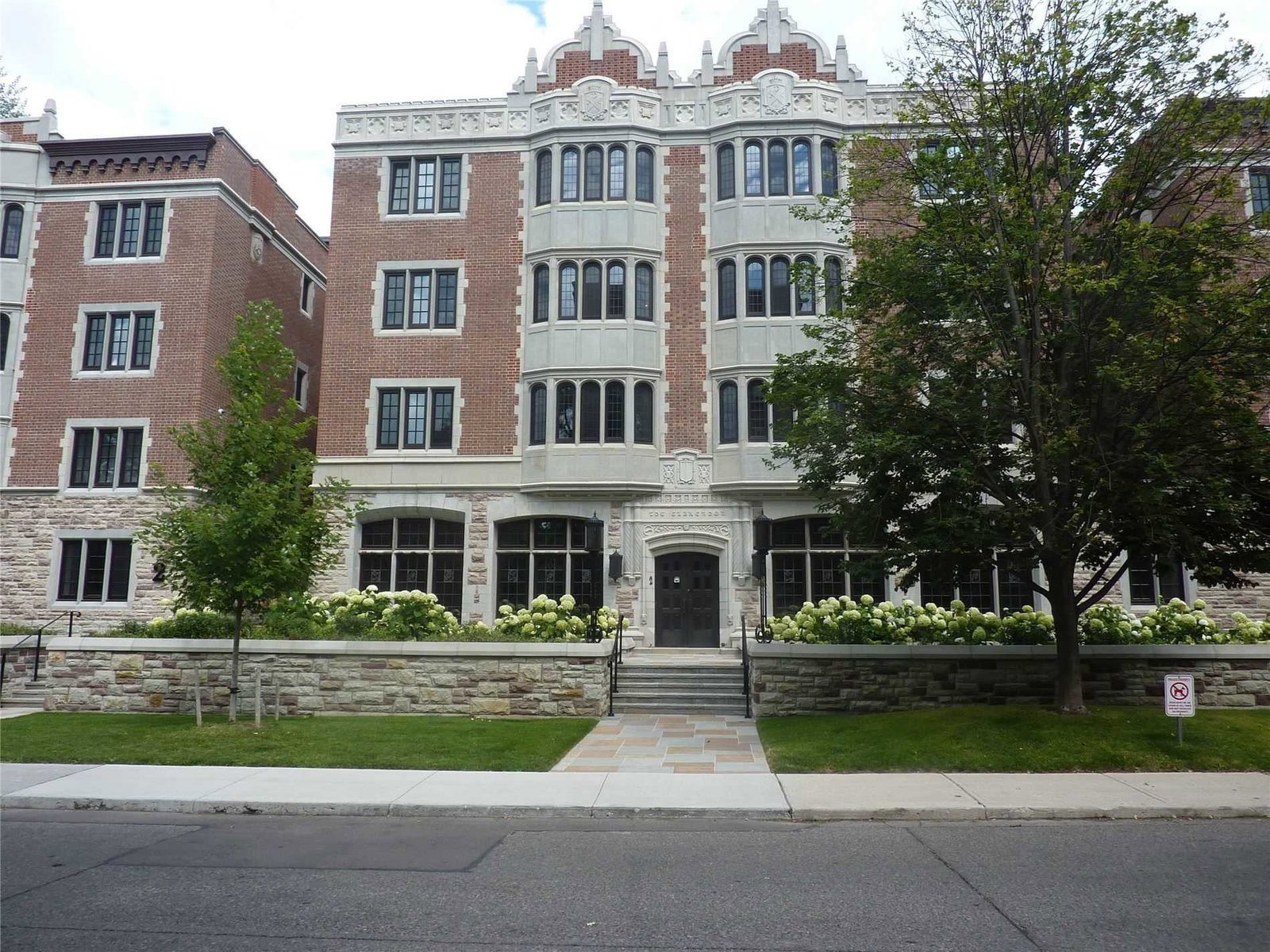 2 Clarendon Avenue exterior