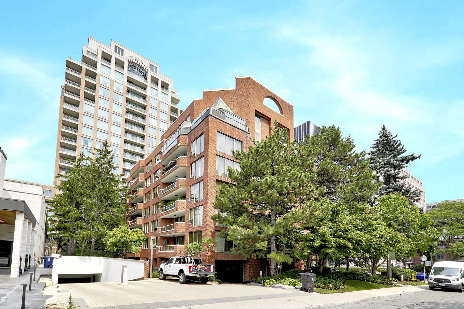 2 Lynwood Avenue Condos exterior