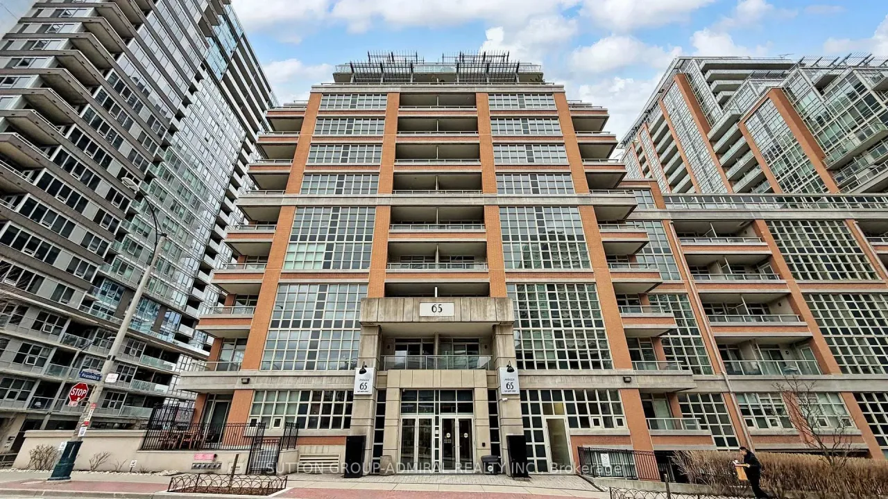 King west condominiums exterior
