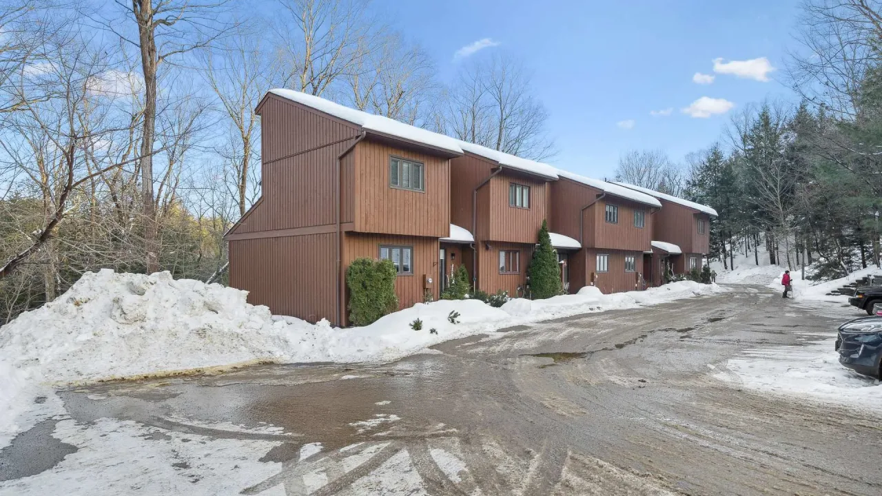 Muskoka Condominium Corporation condo building exterior