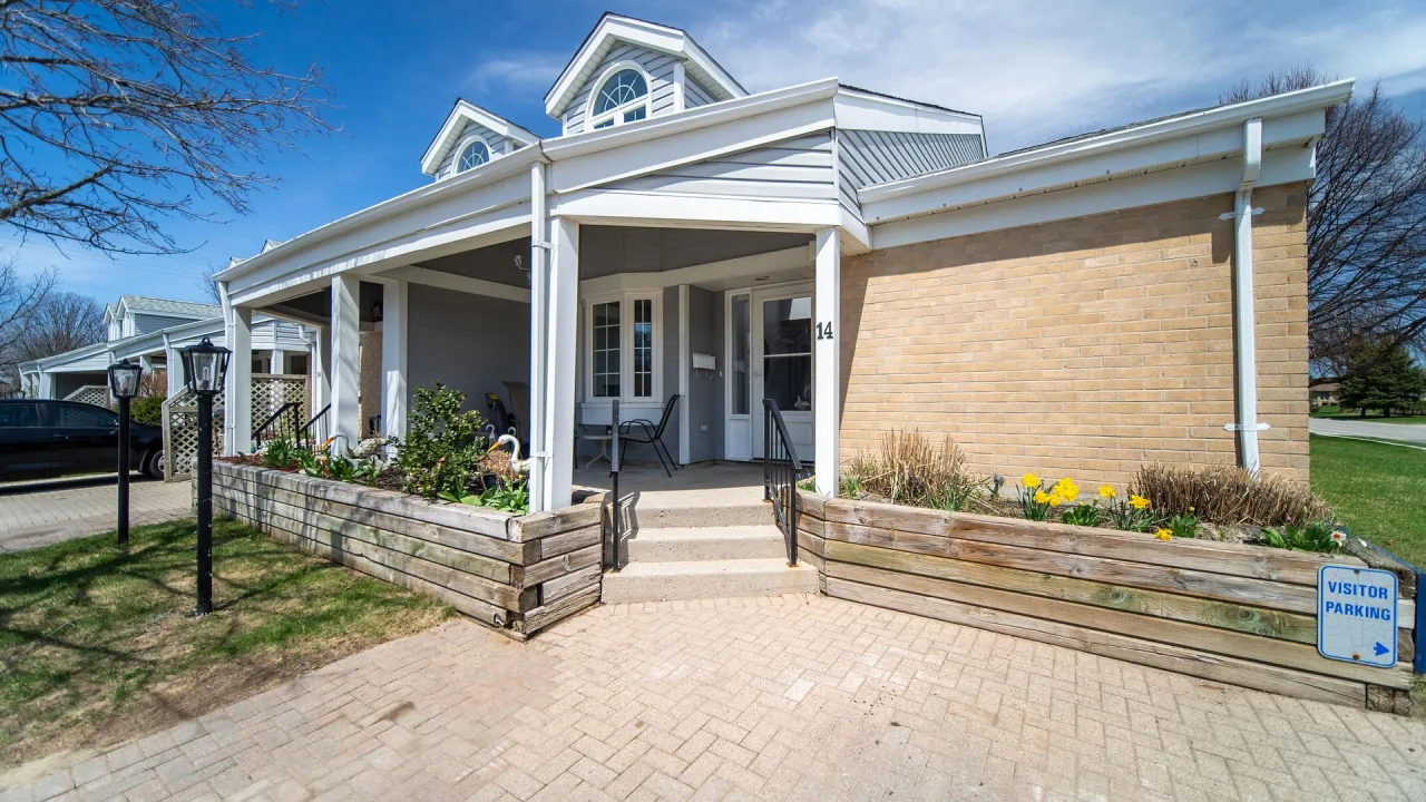 Elgin Manor condo building exterior
