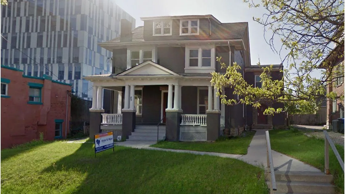 89 Queen St W condo building exterior