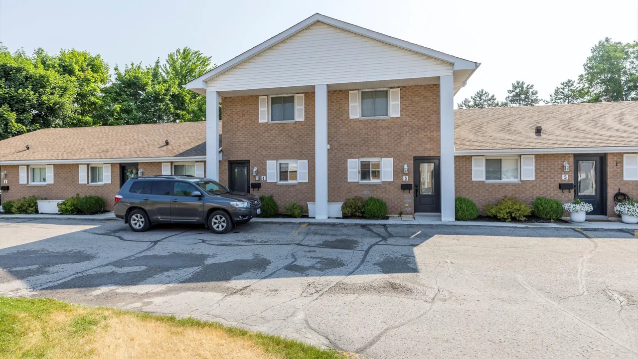 Lakefield Villas exterior