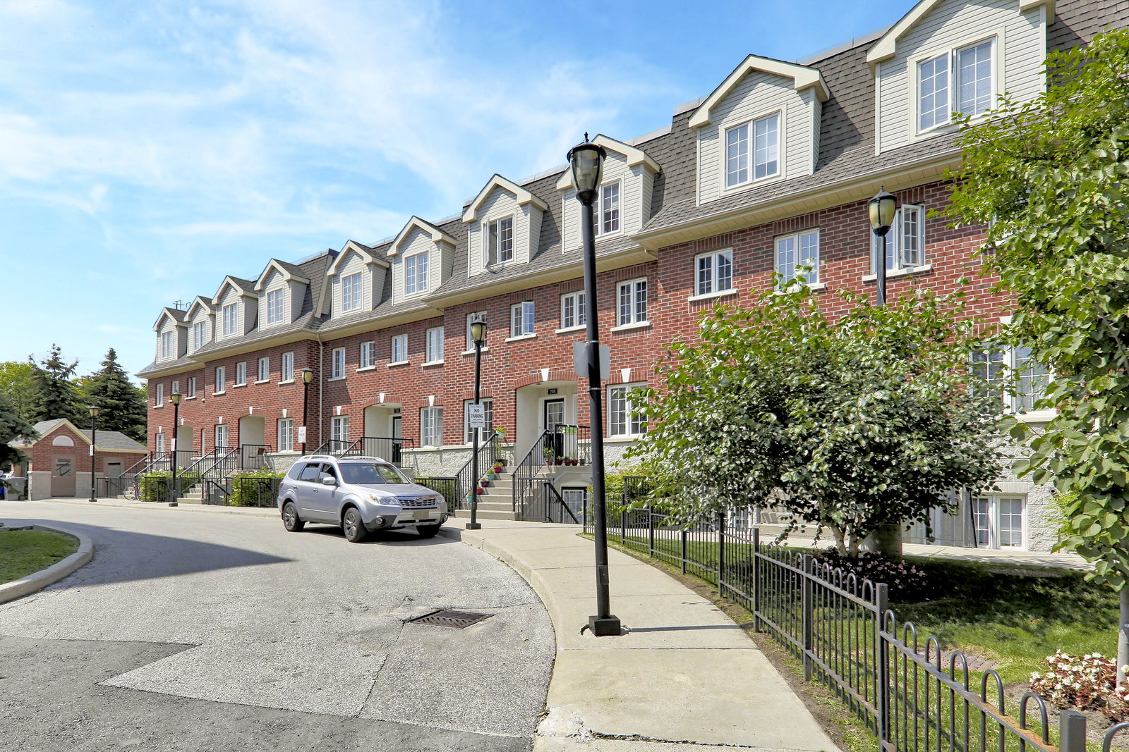 Bloor West Mews Condos exterior