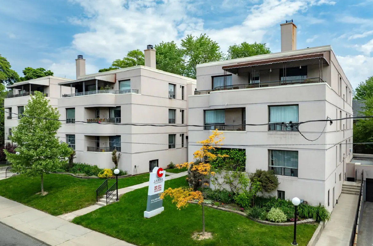 869-875 Avenue Road exterior
