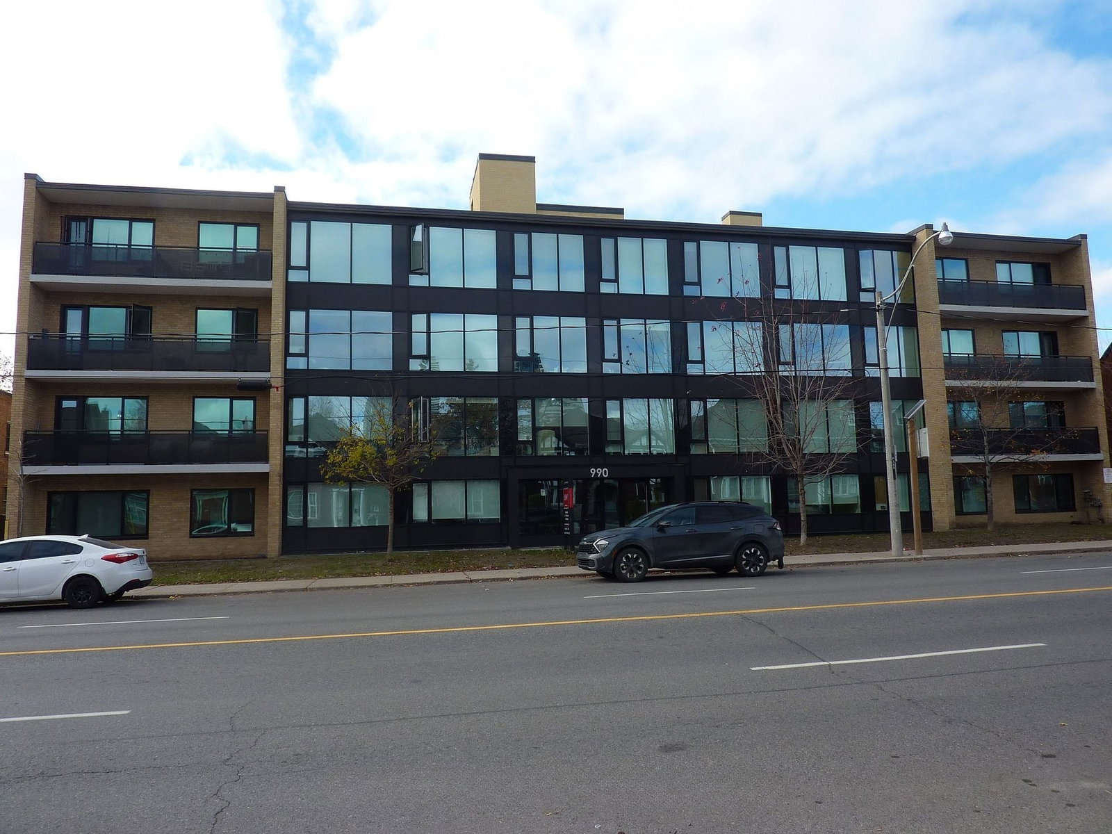 990 Avenue Rd exterior