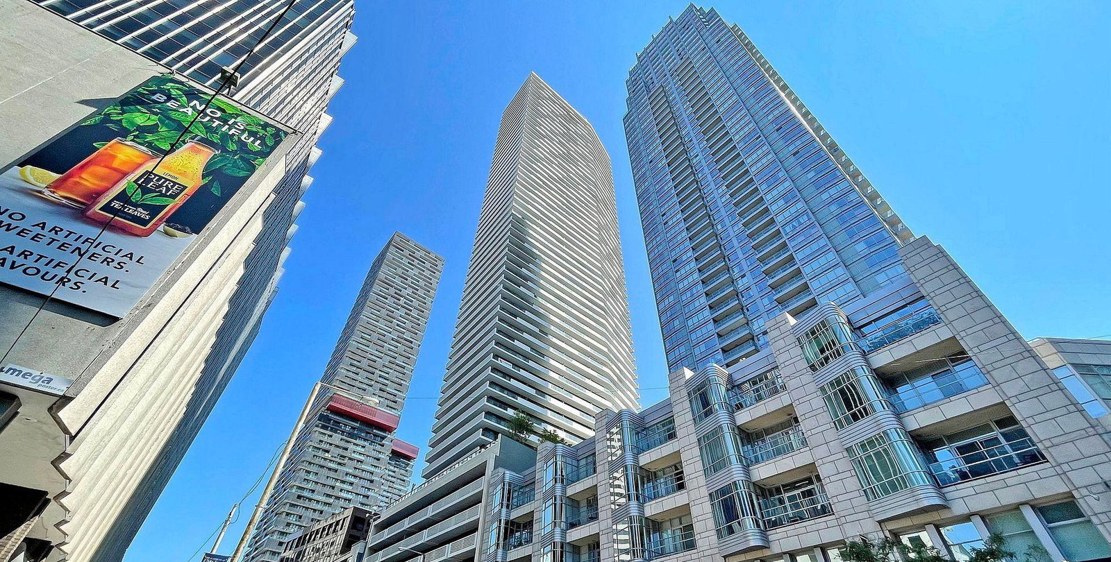 2221 Yonge Condos exterior
