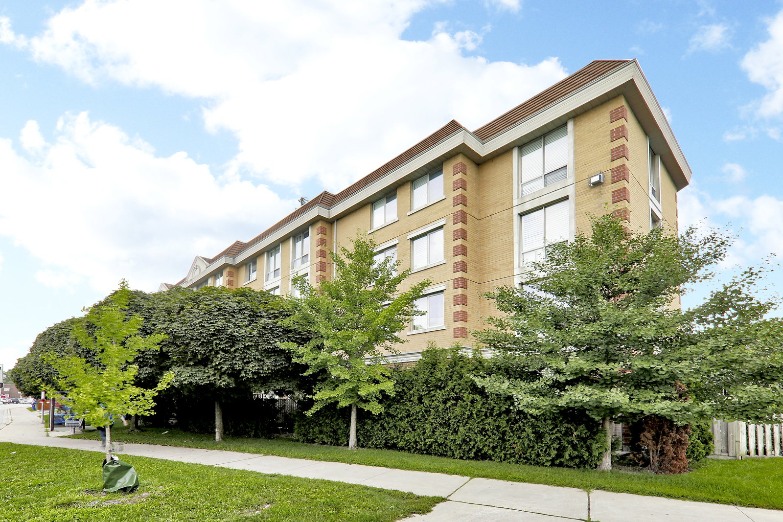 Leaside Mews condo