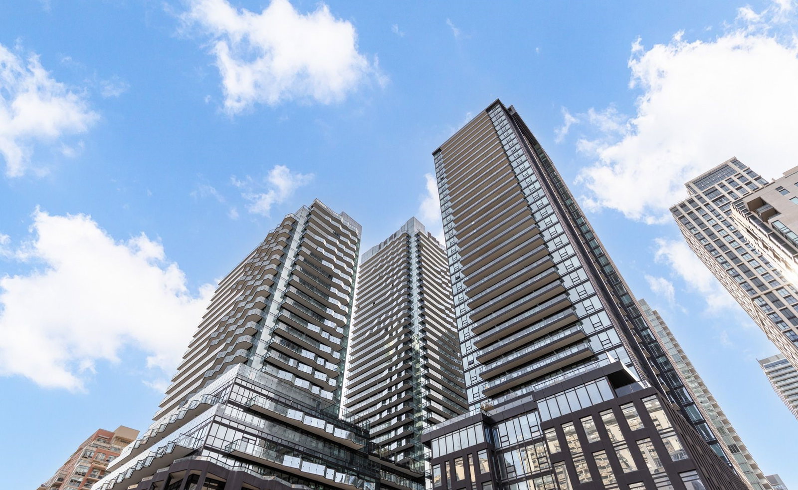 120 Broadway Avenue exterior