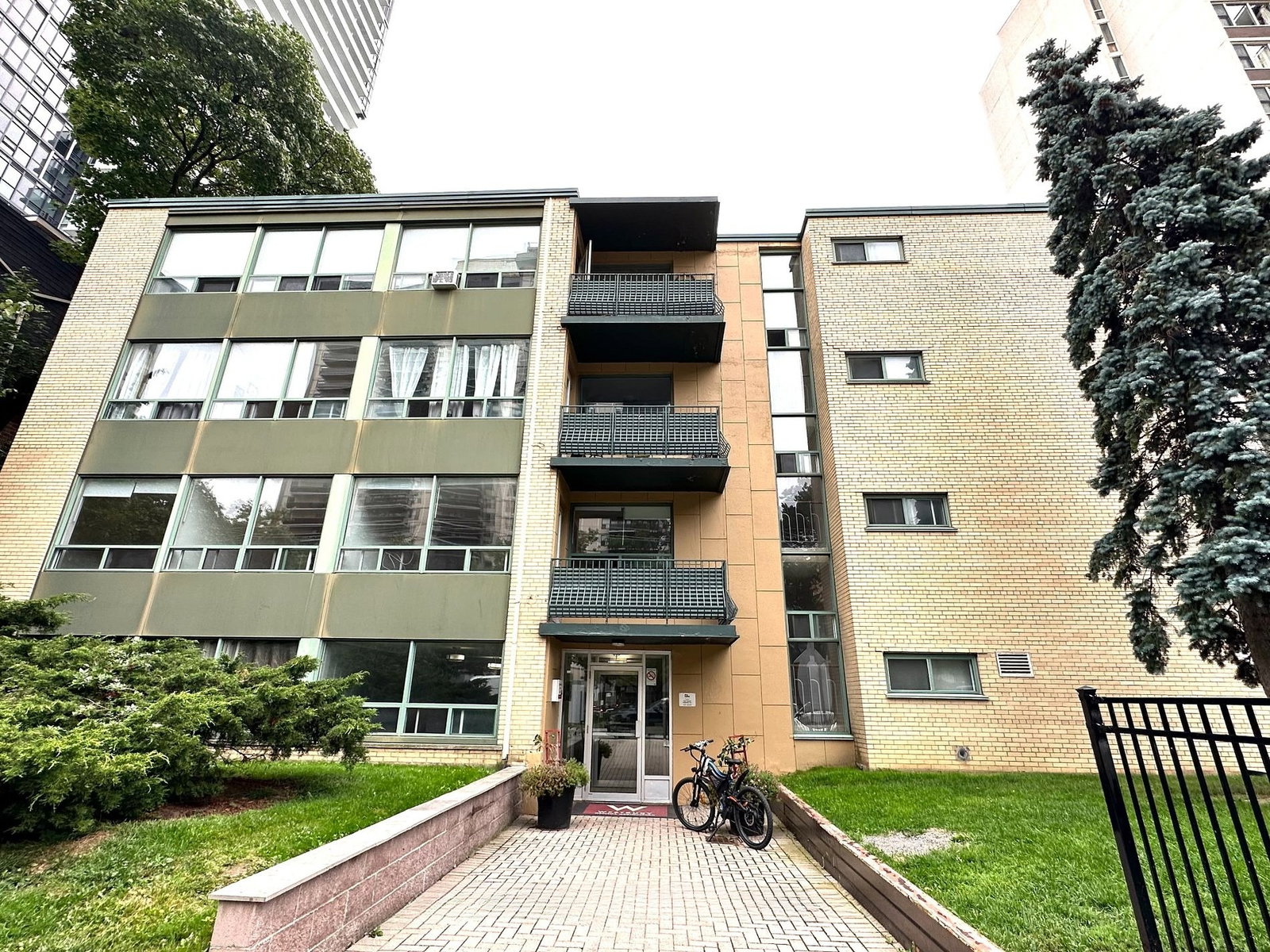 77 Erskine Ave exterior