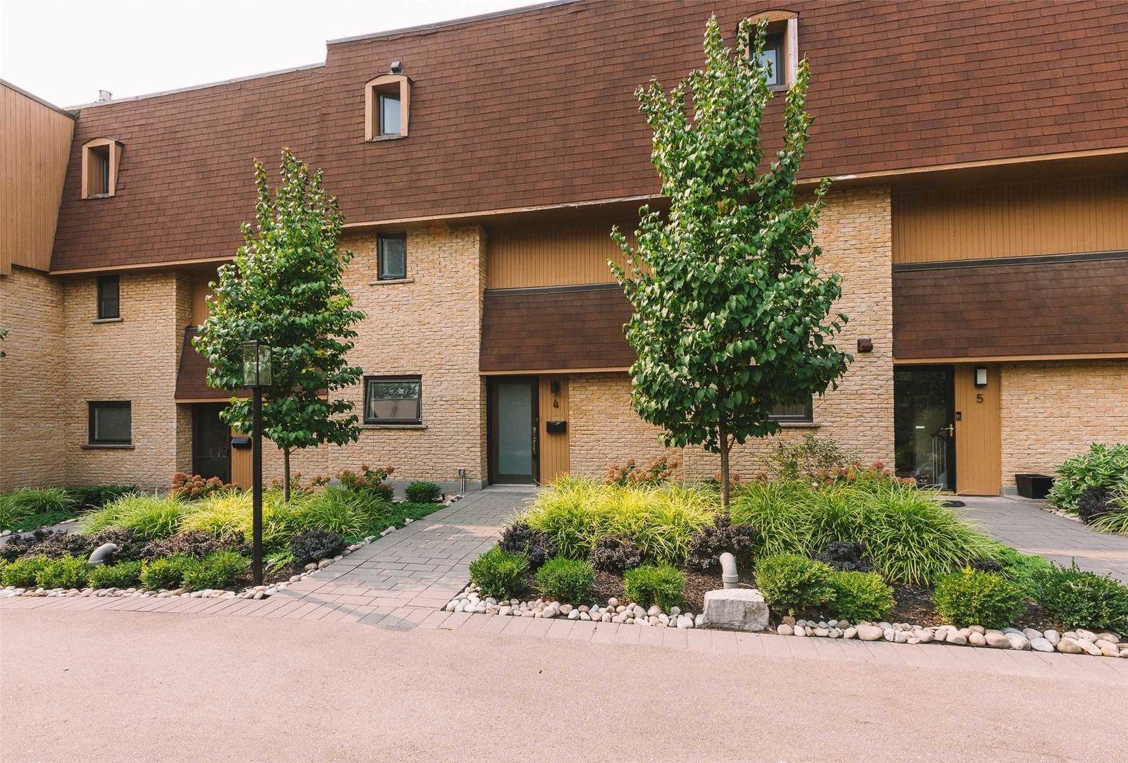 250 Erskine Avenue Townhouses condo building exterior