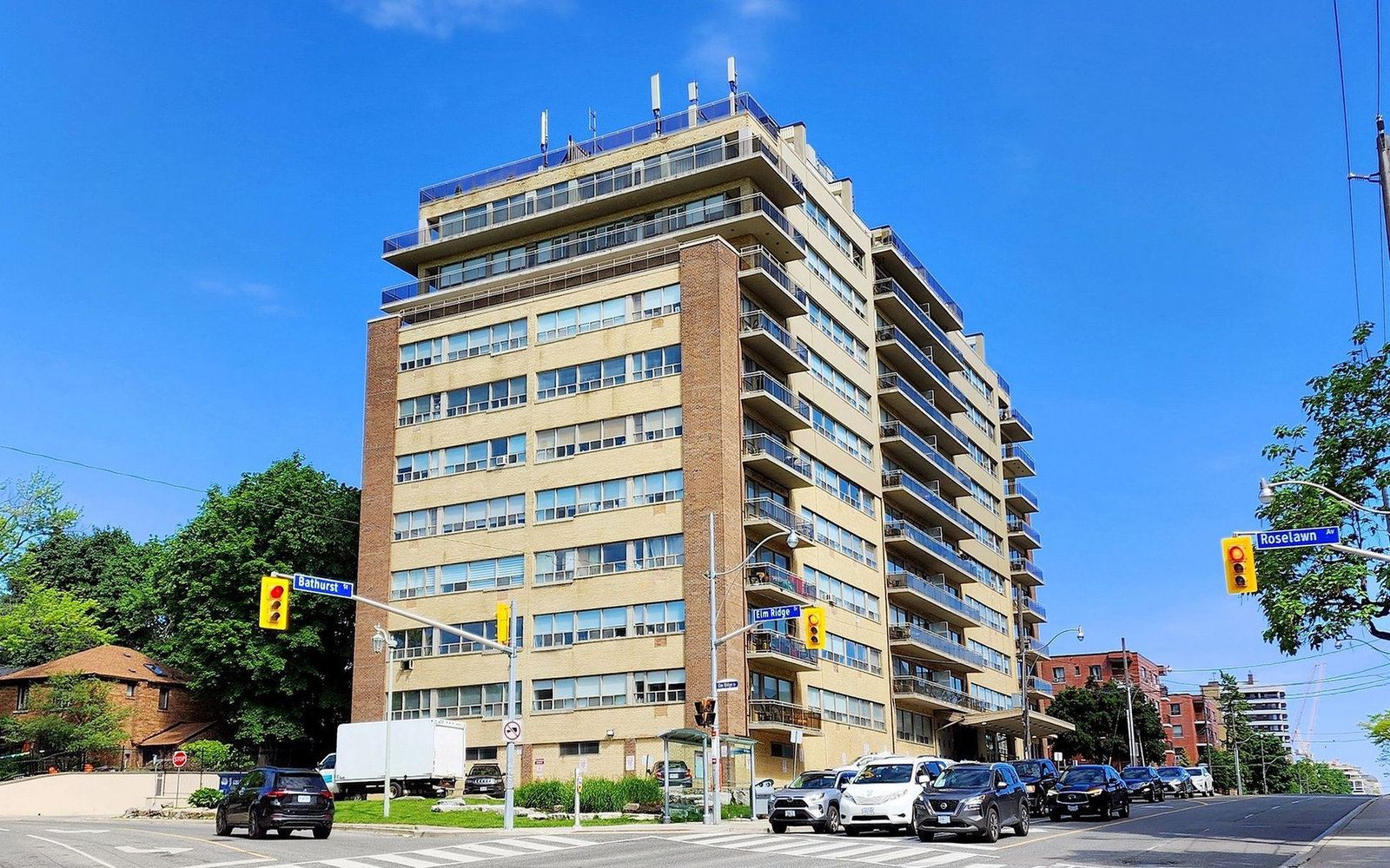 2500 Bathurst Street exterior