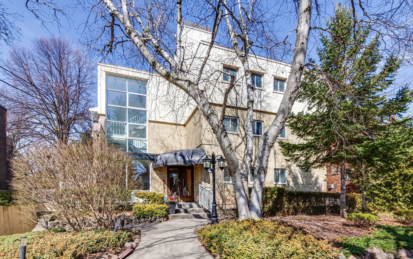 172 Sherwood Avenue condo building exterior
