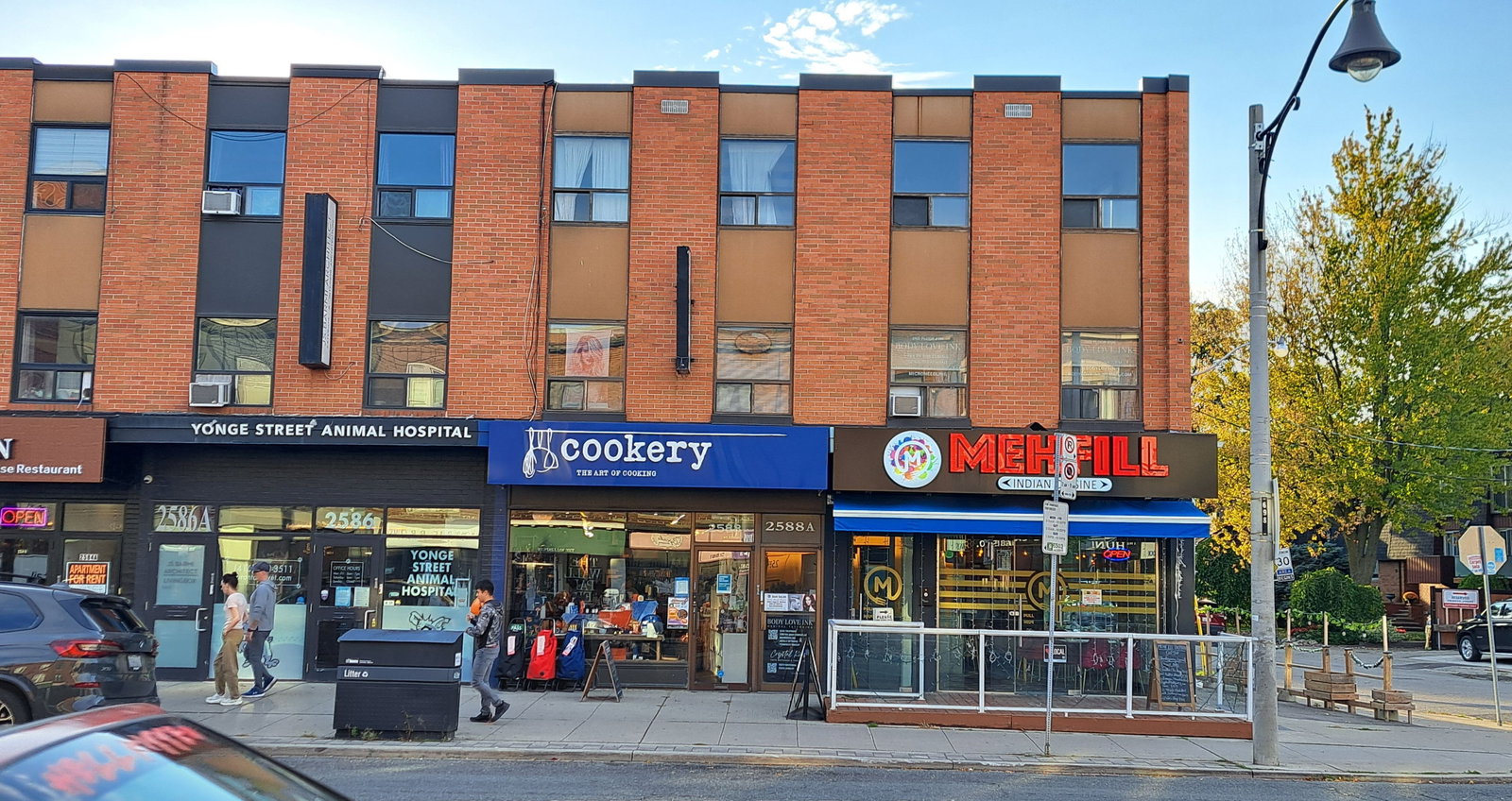 2588a Yonge Street exterior