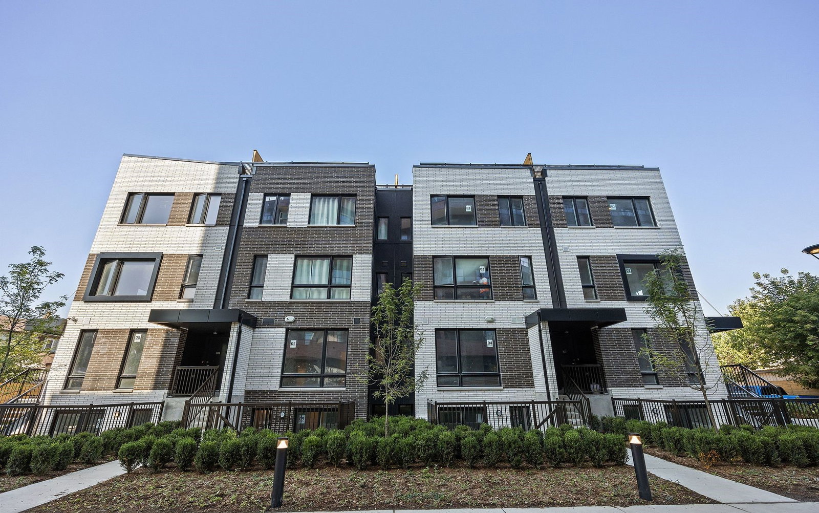10-40 Ed Clark Gardens Boulevard exterior