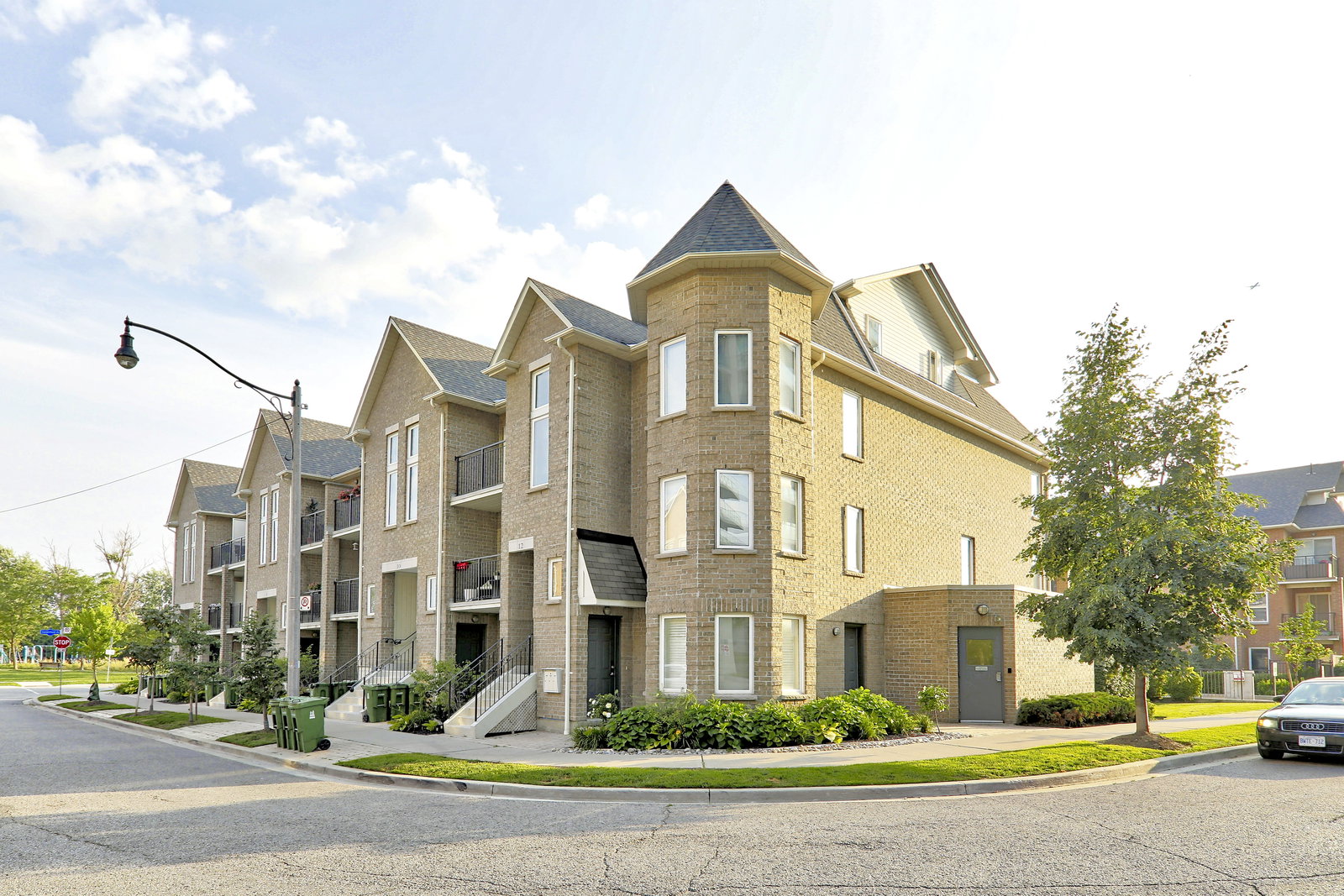 Hyde Park Townhouses condo