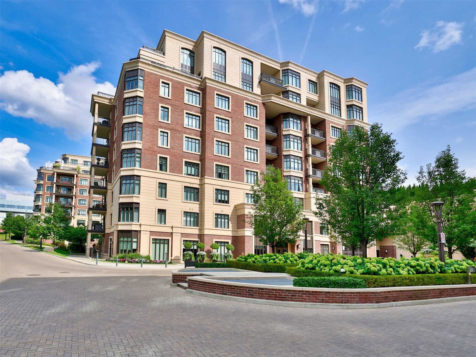Blythwood at Huntington Condos exterior