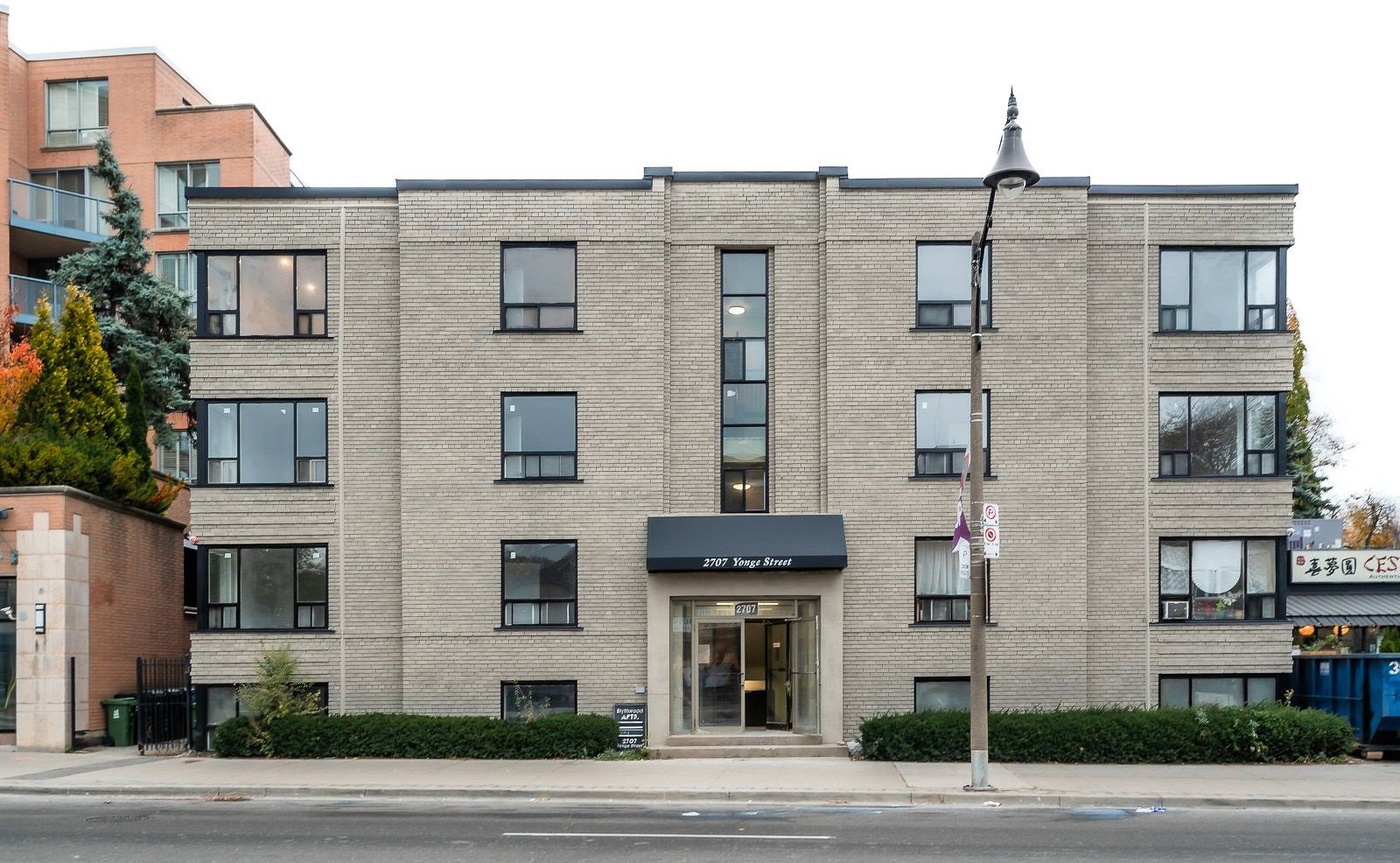 2707 Yonge Street exterior