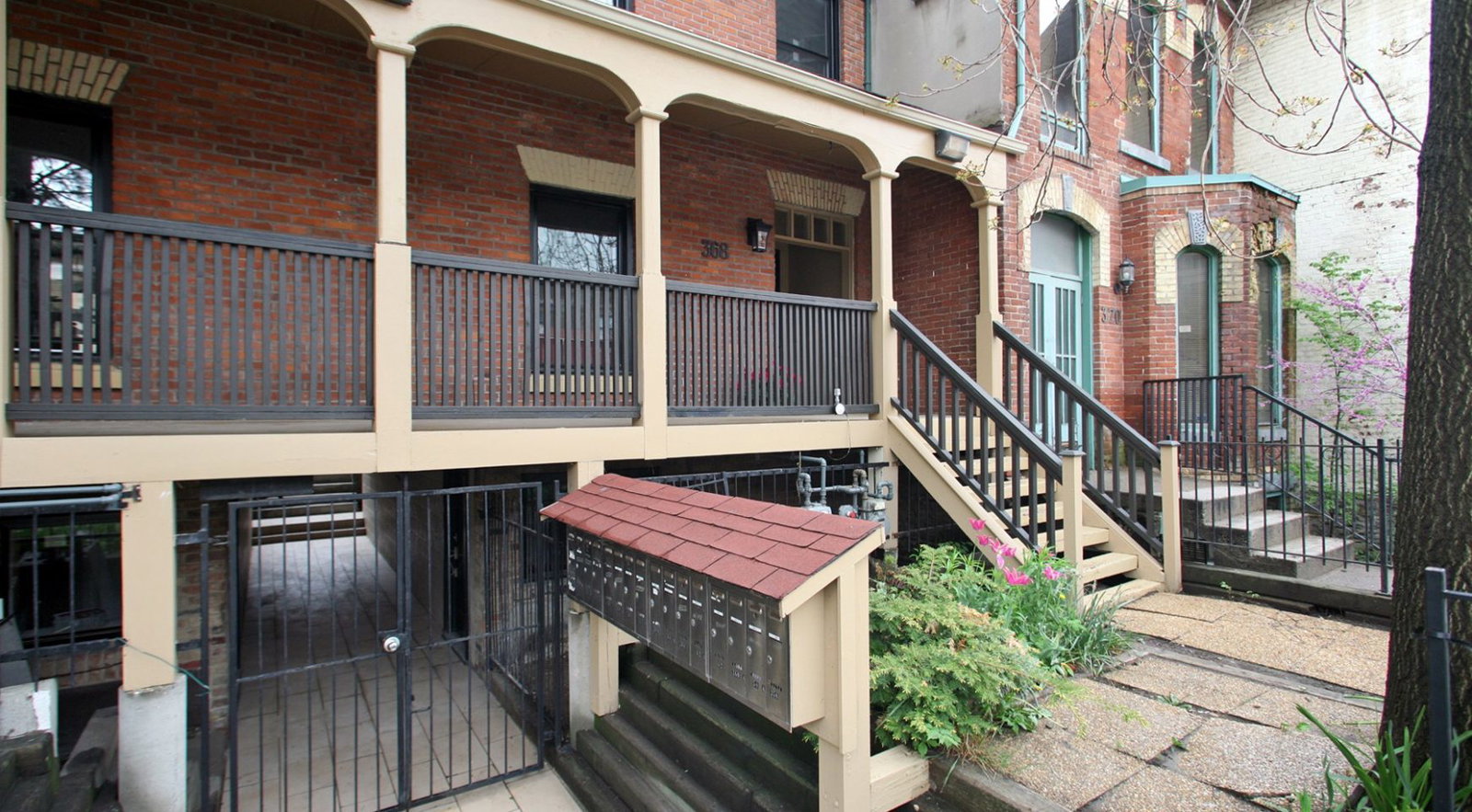 Dundas Historical Suites exterior