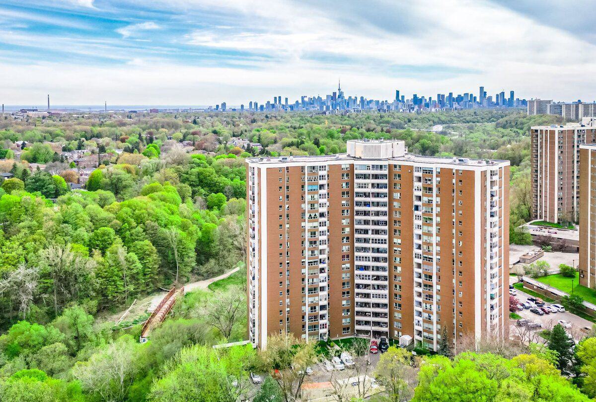 60 Pavane Linkway Condos exterior