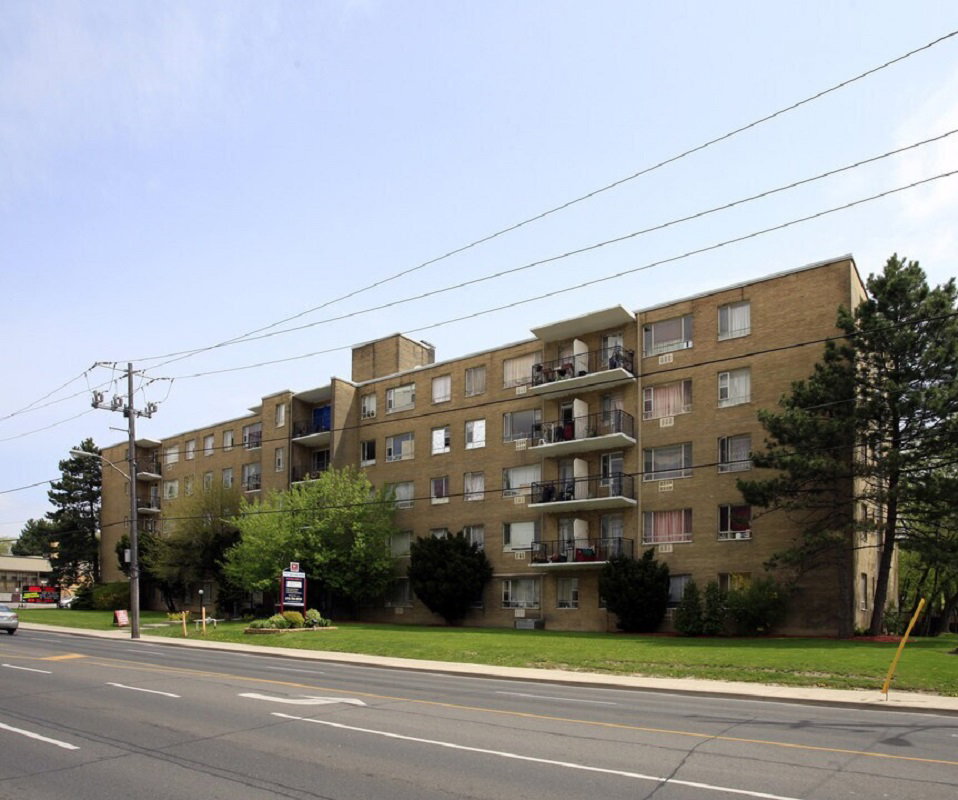 2895 Bathurst Street exterior