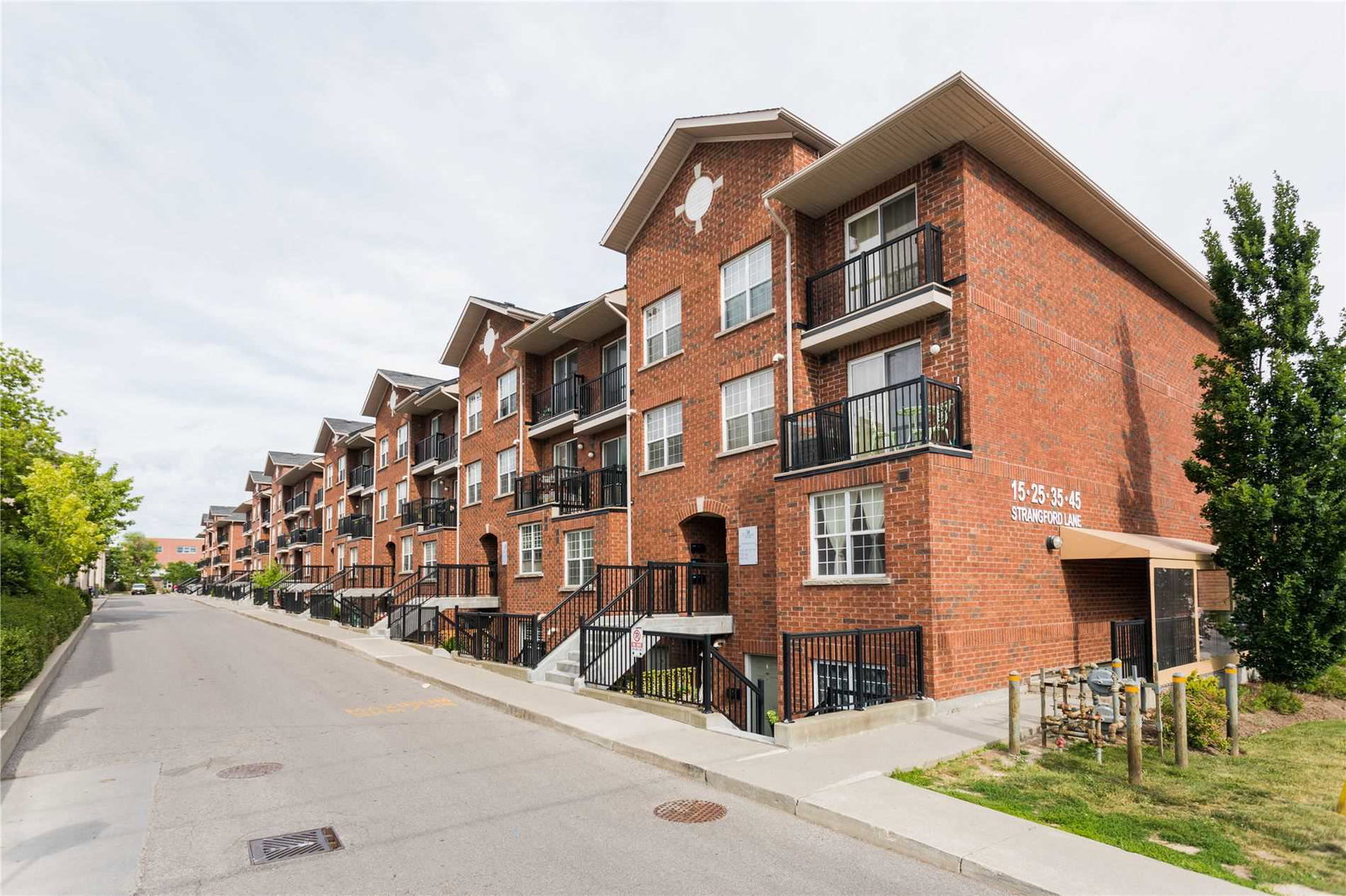 Clairlea Gardens Townhomes condo