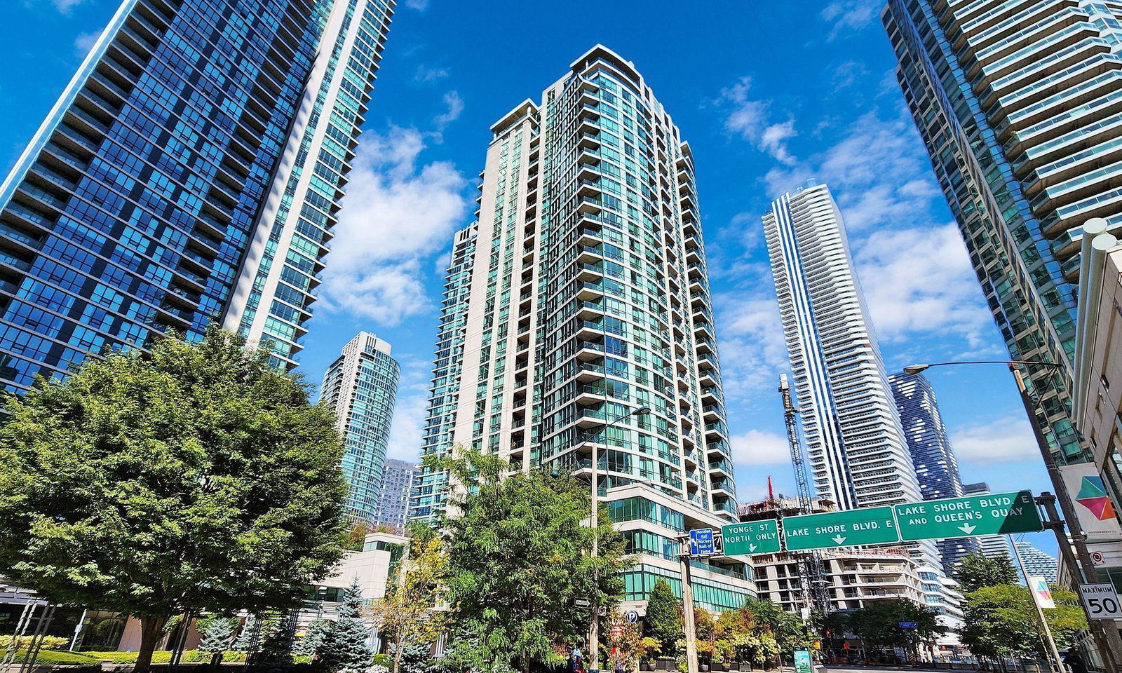 Pinnacle Centre I Condos exterior