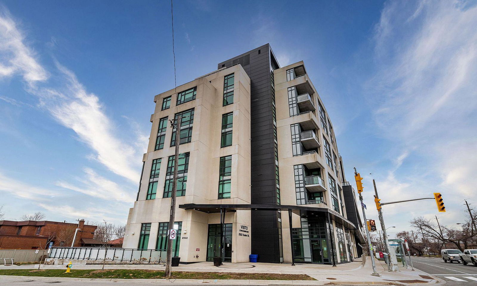 Visto Condominium on Maple Leaf exterior