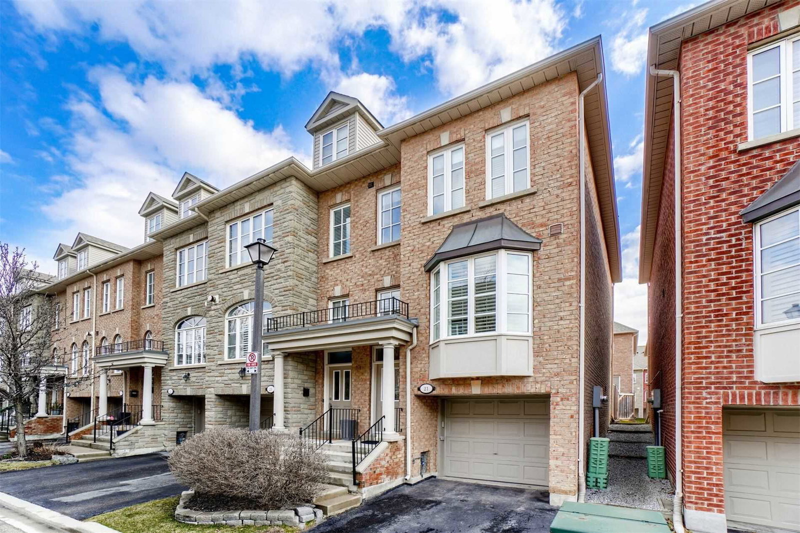 Oxford Court Townhouses condo