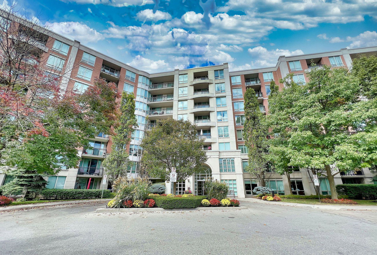 Hillside At York Mills II Condos exterior