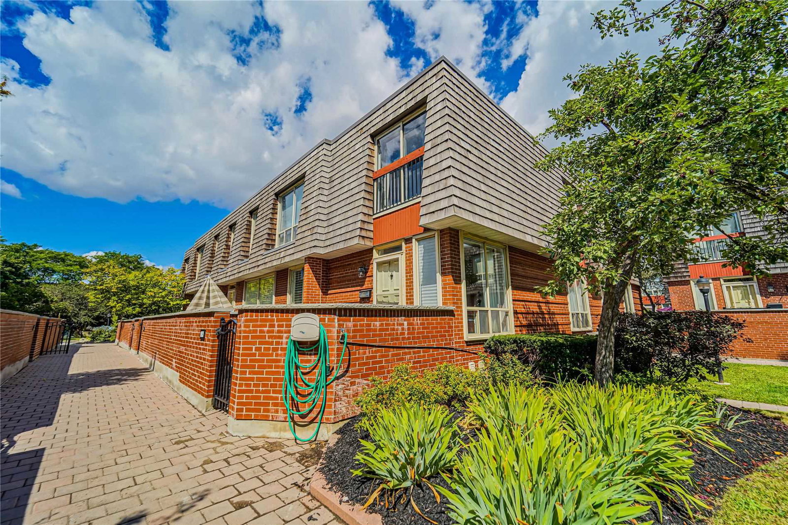  70 Upper Canada Drive Townhouses condo
