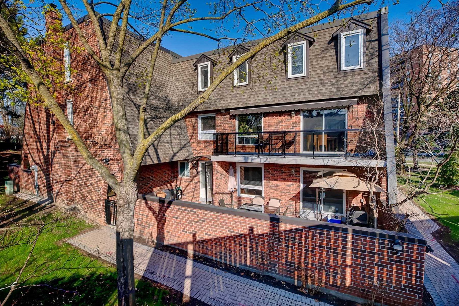 24 La Rose Avenue Townhomes condo building exterior