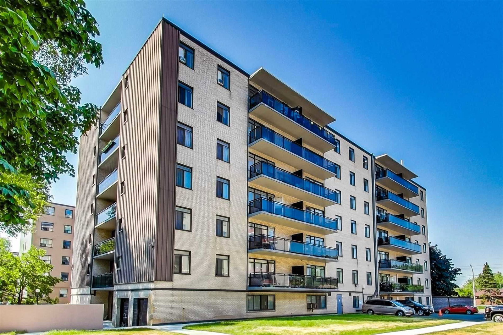 825 Kennedy Road Condos exterior