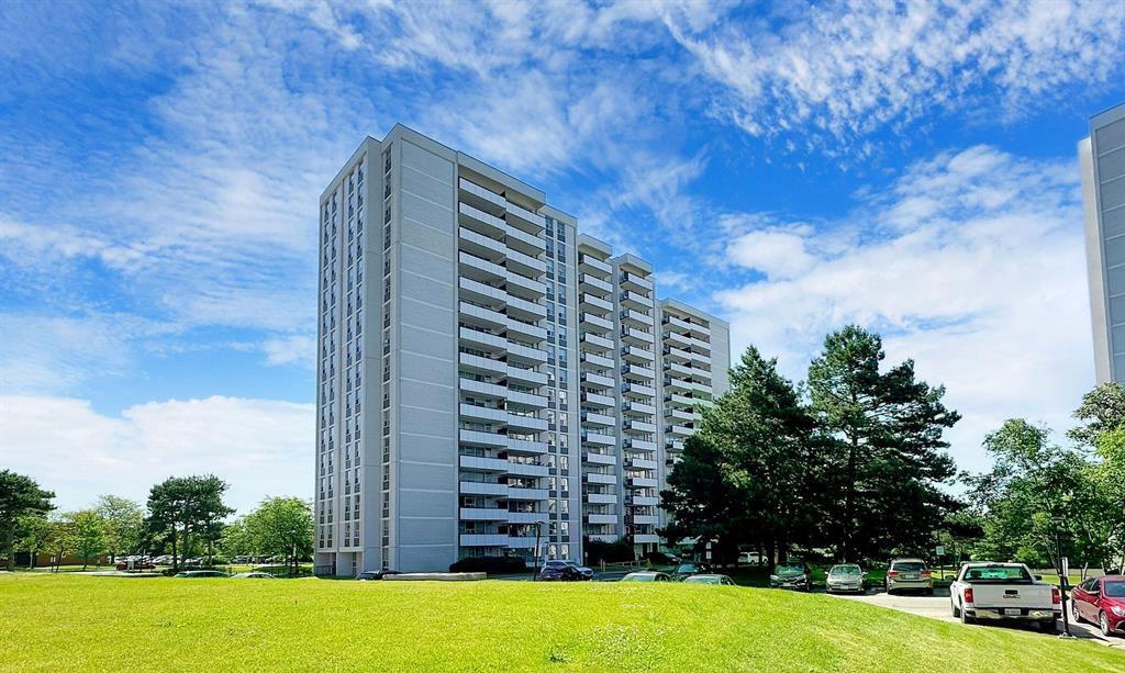 20 Forest Manor Road Condos exterior