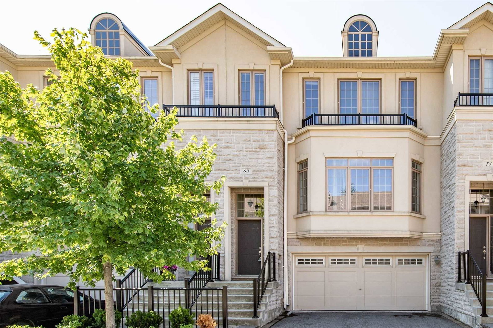 21 Bloorview Place Townhouses condo