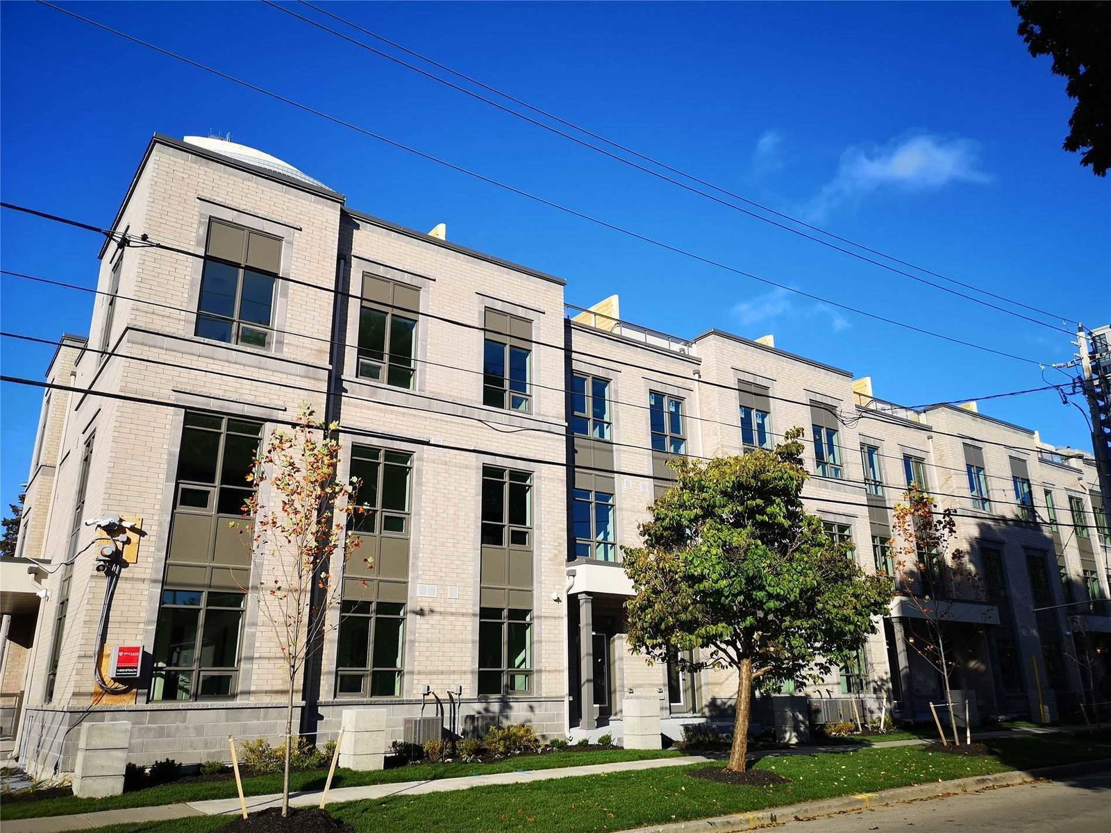 Kenneth & Holmes Urban Townhomes condo building exterior