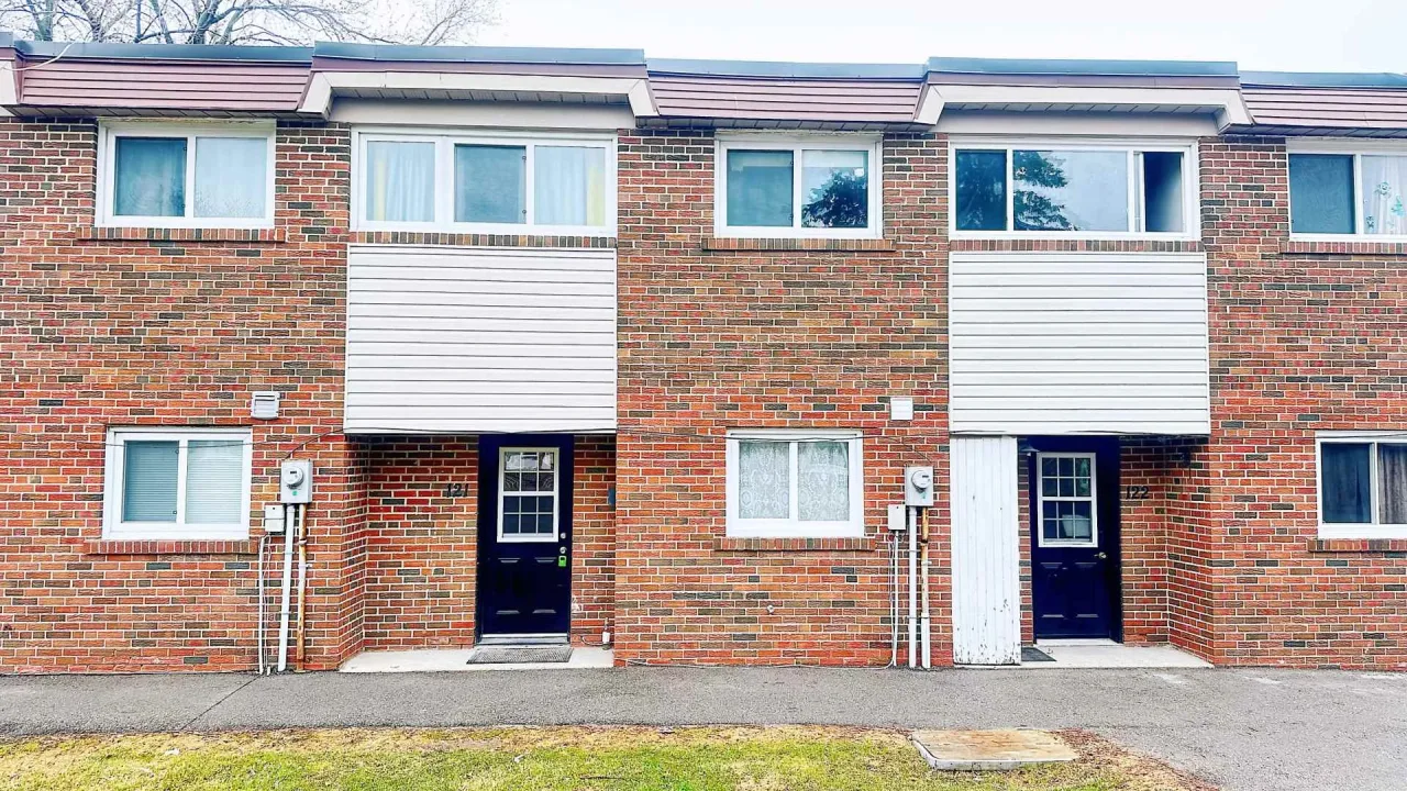 67 Godstone Rd condo building exterior