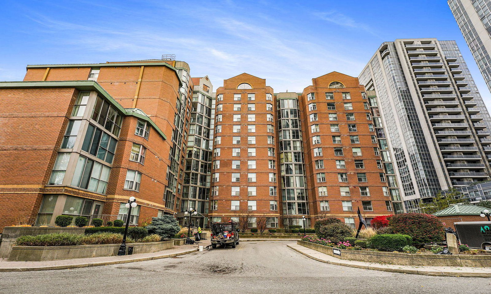 Turnberry Court Condos condo building exterior