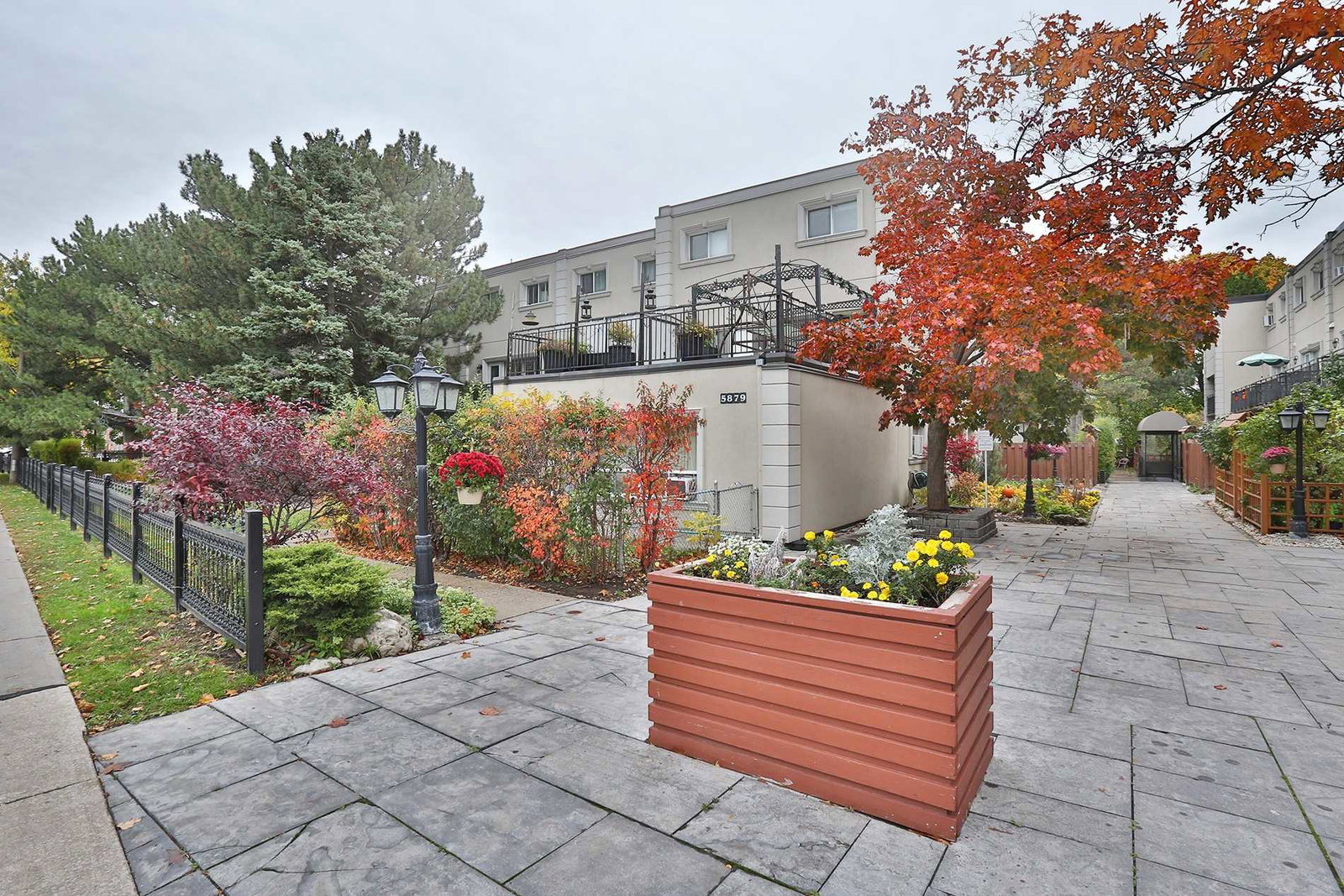 5877-5879 Bathurst Street Condos condo building exterior
