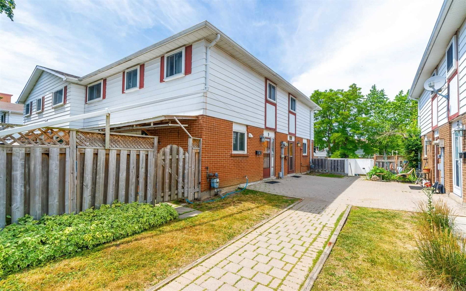 3 Bur Oak Townhouses condo building exterior