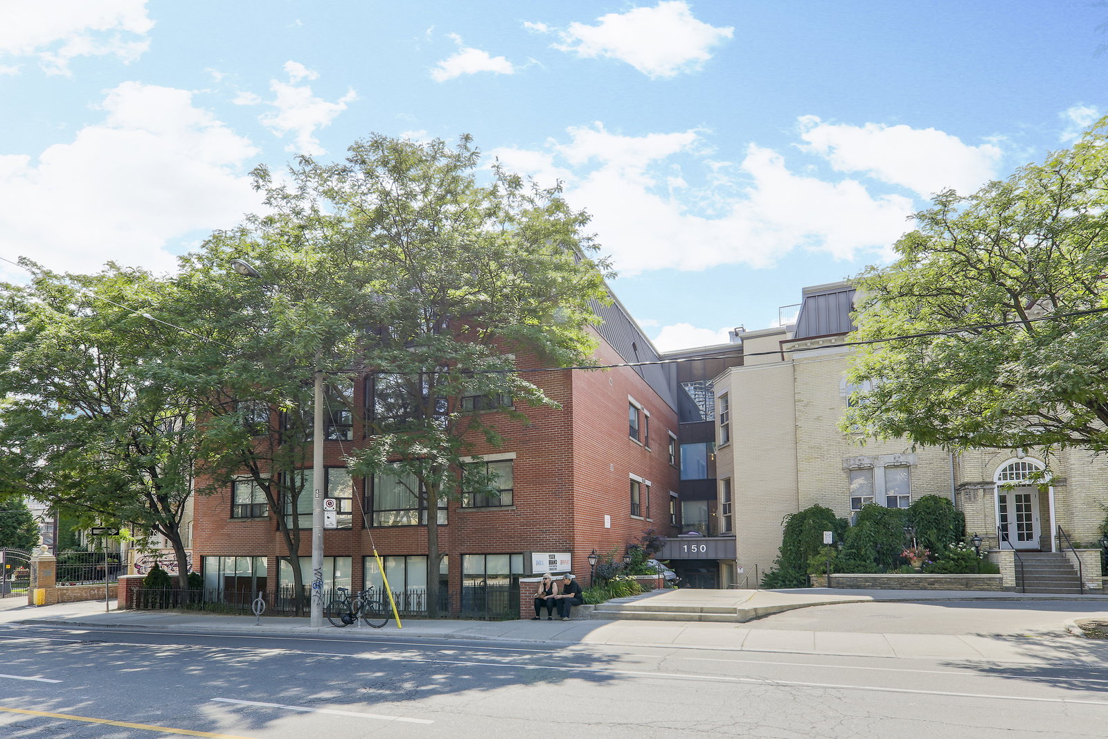 150 Beverley Street Condos exterior