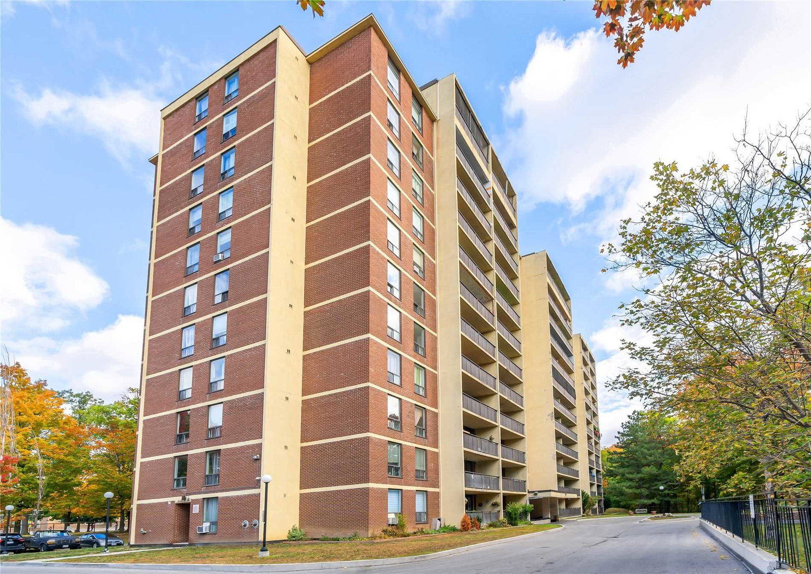 15 London Green Court Condos exterior
