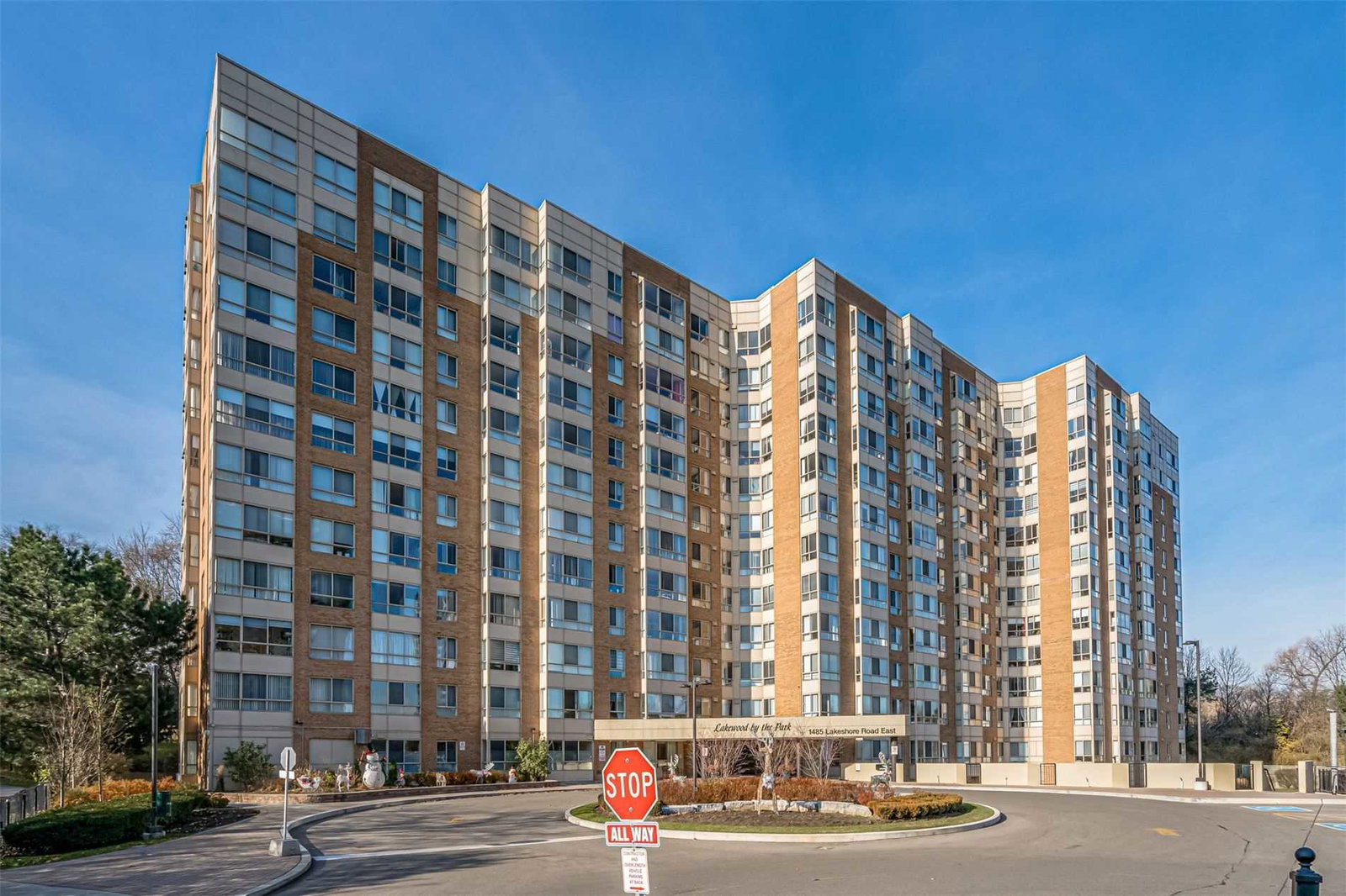 Lakewood on the Park Condos exterior