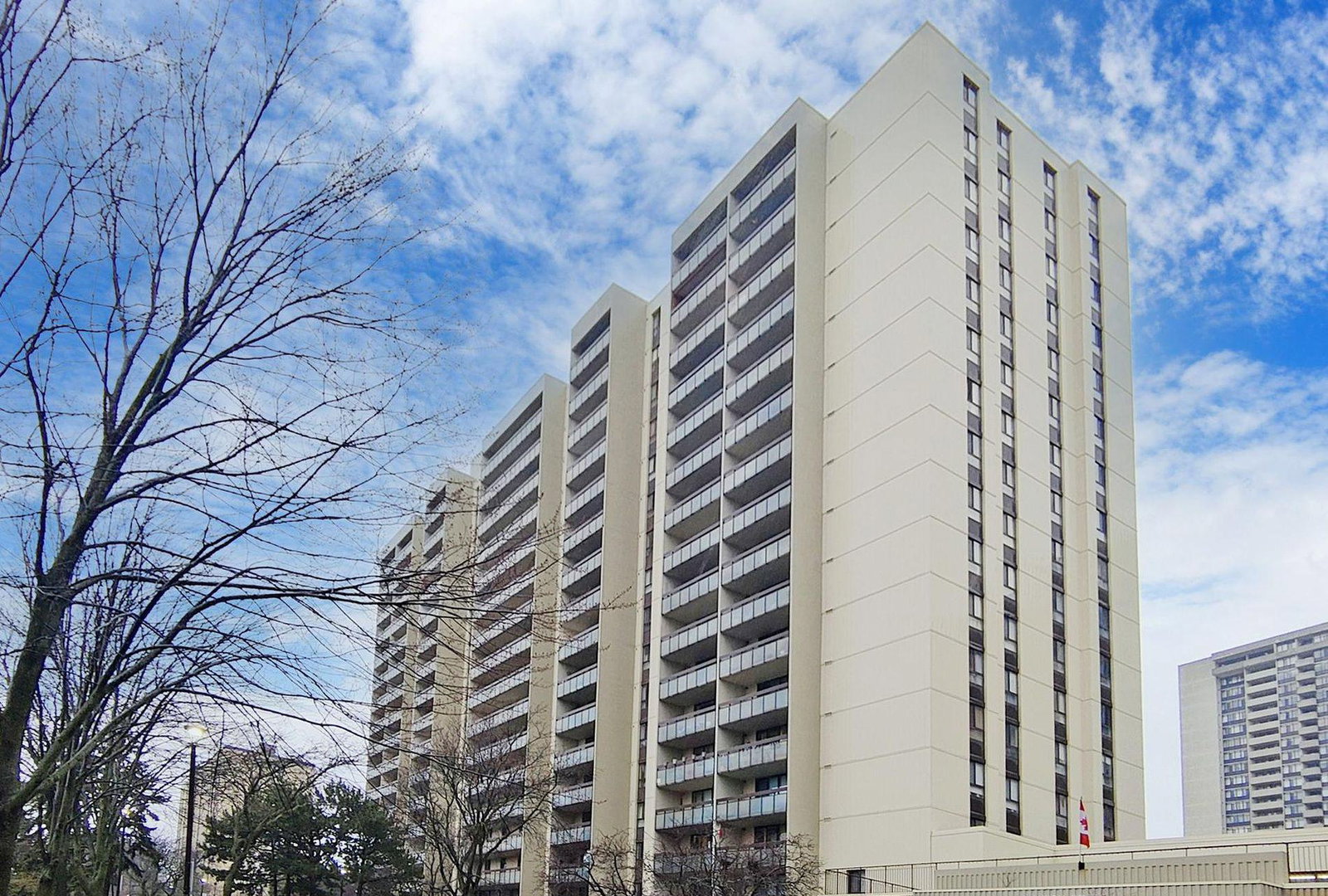 260-350 Seneca Hill Drive Condos exterior