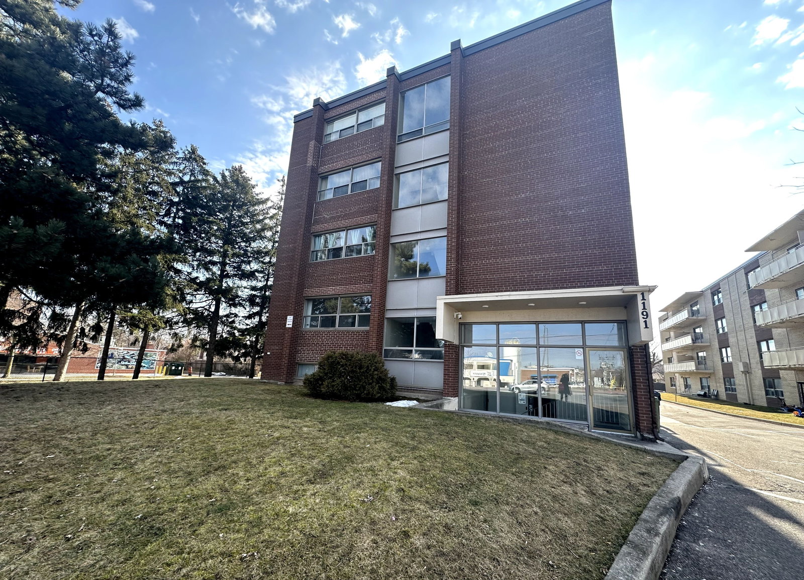 1191 Ellesmere Road exterior