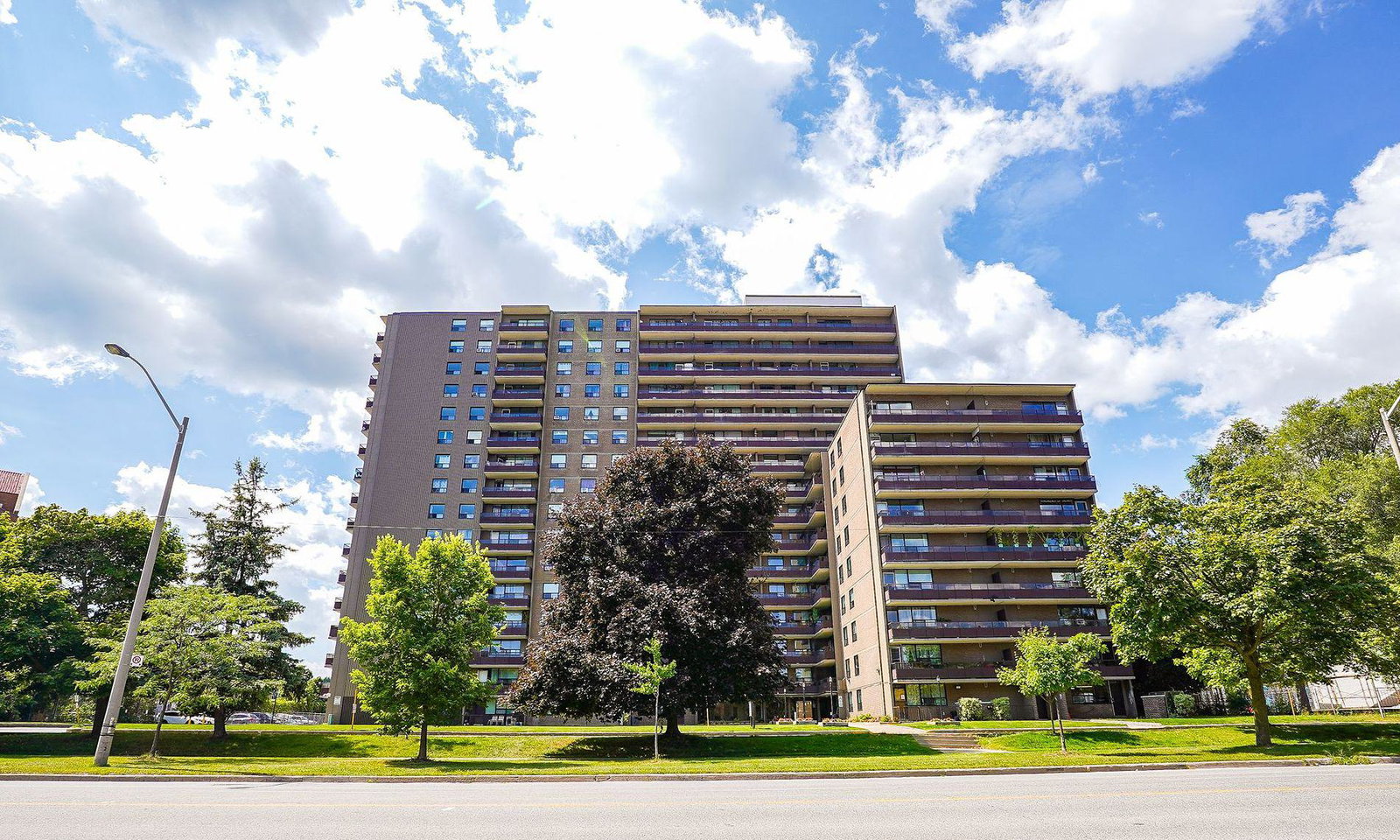 180 Markham Condos exterior